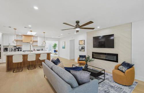 3-BD 3-BA Bungalow ft Backyard w Deck & Firepit - Foto 8