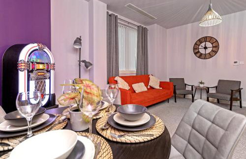 PRIME City Centre Location, THE JUKE BOX SUITE, Secure Gated FREE Parking Space, Unique STYLISH Apartment, AIR CONDITIONING & Two Bathrooms - Photo 20