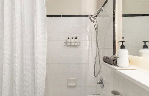 The Morgan - 2BR King Suite with Free Parking, Gym & Lounge - Foto 16