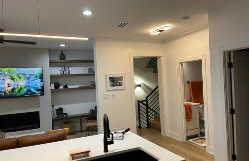 Downtown New 3 Story Sleeps 14 - Foto 29