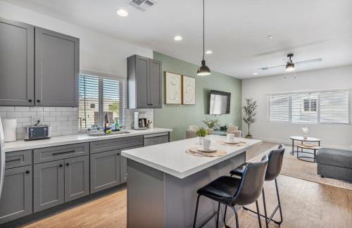 Stylish Phoenix Suite by Zenia Stays - Central & Cozy Escape - Foto 27