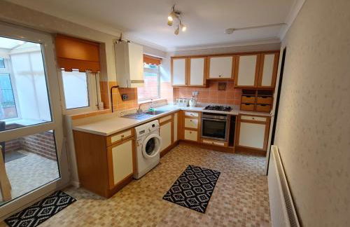 Timeless 2 Bedroom Townhouse Near The City Centre With Drive Parking - Photo 14