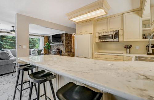 The Stone Lodge - Sleeps 15 - Hot Tubs - Game Room - Foto 10