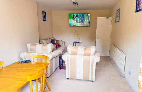 3 Bed - Sleeps 4 - Free Parking - Private Garden - Photo 2