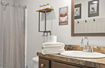 Cozy Cinema Cabin - Hot Tub and More - Foto 26