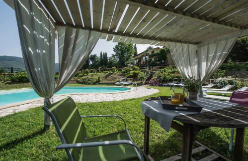 Elegant And Refined Villa With A Beautiful Blue Pool - Photo 1