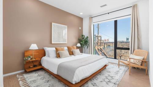 Penthouse Condo on River with Garage and Patio, Walk Downtown - Foto 4