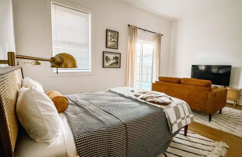 Downtown Indy, Rooftop Deck with Hot Tub, Gym, Bikes, Tesla Charger - Photo 28