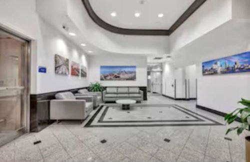 Modern High-Rise Condo in Central Downtown | Gym - Foto 39