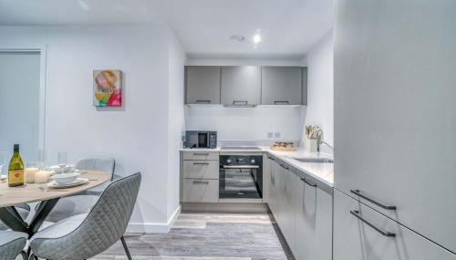 2-BR City View Apartment - Near Salford Royal - Foto 5