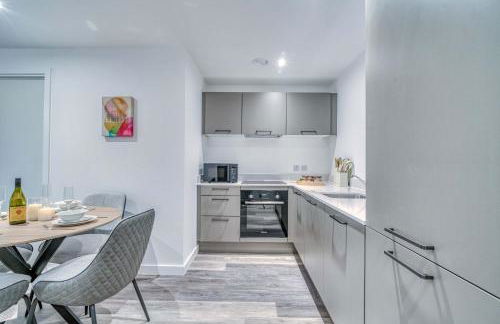 2-BR Near Salford Royal - City & Town Centre View - 1 Minute to Train & Tram Station - Sleeps 6 - Foto 19