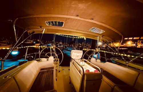 Sleep aboard a modern sailboat in Oeiras - Photo 36