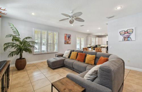 Tampa Private Large House, Game Room & Backyard - Sleeps 12, 4bdr, 3bth, Quiet Community, Near Everything in Tampa & St Pete - Foto 6