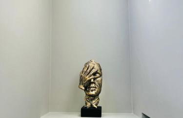 Modern 5 Bed 3 Bath House - Photo 22