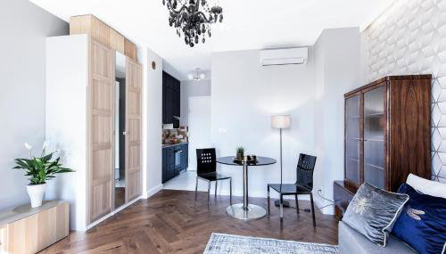 Targowa 10 z widokiem na Stadion Narodowy by VAYA STAYS - Foto 3, wardrobe