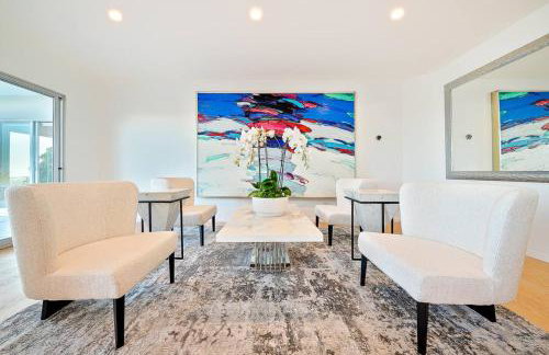 Stunning Modern Estate in BH with Pool, Spa, and Views - Foto 18