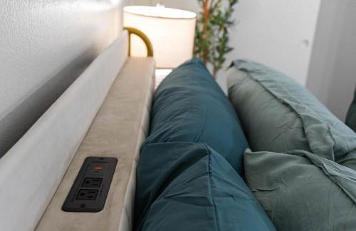 Entire Private Home with 4 Bedrooms 2 Bathrooms, 6 Beds, Hot Tub, King Bed, 6 Parking, Big Yard, Available Now - Foto 60