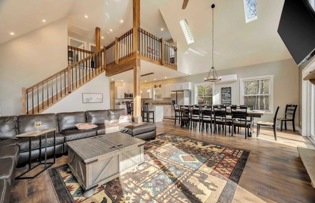 Bear Creek Bliss by Avantstay Sleeps 16 + Game Room, Deck, Fire Pit! - Foto 1