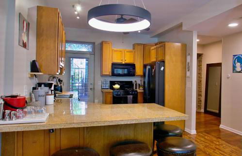 The Banksy-Free Parking -4 bedroom w King bed- Firepit Rooftop near United Center - Foto 15