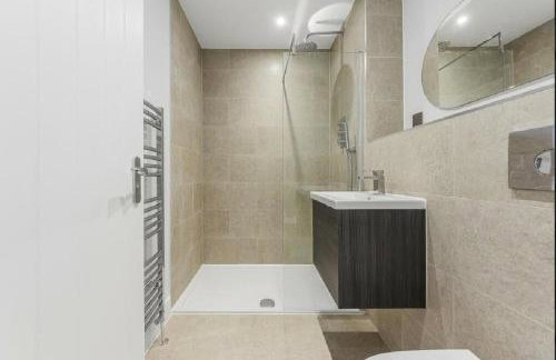 4 Beds Work Housing Near Croydon with Free Parking, High Speed WIFI sleeps up to 9 - Foto 24