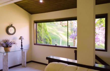 Belíssima Casa com extensa área externa - piscina, sauna, churrasqueira e campo de futebol - com 5 suítes e a 500 metros da Rua das Pedras - Foto 30