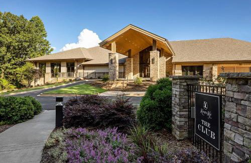 Views, Pools and Marina Lake Keowee Condo! - Foto 23