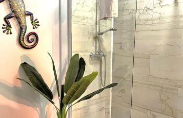 Goldcrest 1-Hot Tub-Woodland Lodges-Carmarthenshire-Tenby - Photo 9