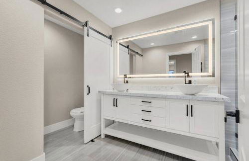 Luxe 5BR Home with Pool BBQNear Strip - Foto 17