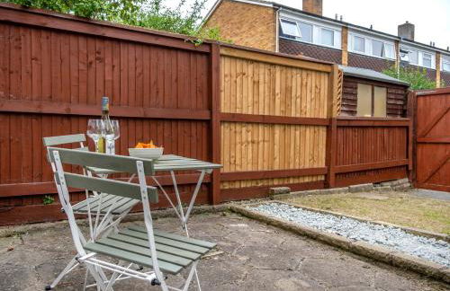 Beautiful Orpington Home w Pool Table and Driveway - Photo 35
