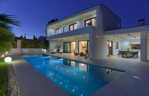 Villa LUMINOSA with outdoor and indoor pool and sauna - Foto 1