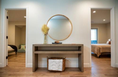 New Farmhouse, King Beds, Game Room, Hot Tub & View! - Foto 36