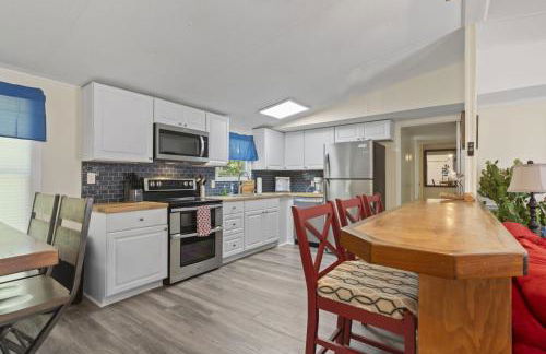 Spacious 2BR Retreat-10 minutes to the Beach! Pet Friendly! - Foto 11