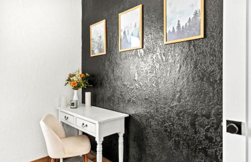 Great Falls Premier Retreat by Wrecked & Refined Stunning Views Hot Tub Family Fun - Foto 11