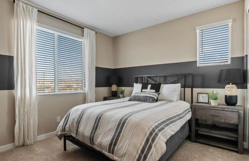 Luxe Queen Creek Home with Pool, Yard, Work Station - Photo 12