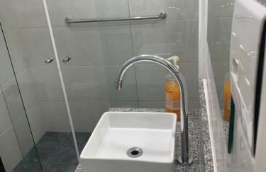 Apartamento Praia das Astúrias, 2 minutos de caminhada para praia, piscina, garagem demarcada, cama Queen - Foto 42