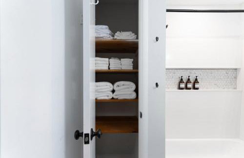 5 Bedroom 2 & 1 half Bath Group Stay Fun Design in Quiet Neighborhood - Foto 24