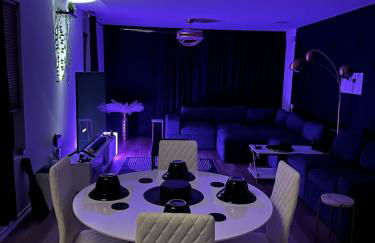 Cozy Stay with Pool Relax with Easy Access to Highway - Foto 1