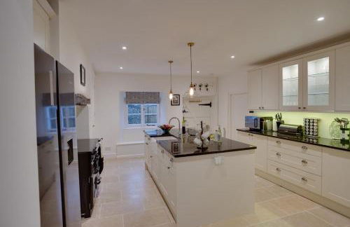 Luxury Large Five Bedroom Family House Sleeps 10 - Photo 39