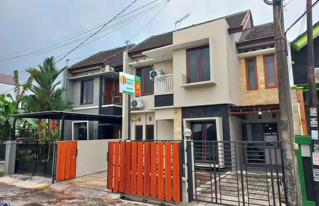 Homestay Syariah Dekat Monjali dan JCM by Simply Homy - Foto 1