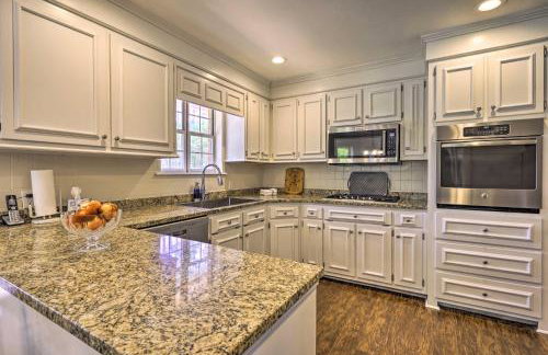 Pet-Friendly Suburban Escape with Deck and Grill! - Foto 9