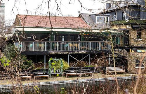 Luxurious 2 bedroom flat with parking and garden, 5 mins walk to train station and bus stop opposite property - Foto 27