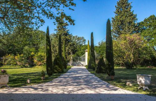 Stunning farmhouse with heated private pool in Provence - Photo 2