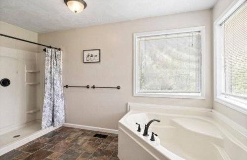 Hot Tub! LRG Home! Sleeps 24!Near Ithaca! Dogs OK - Foto 28