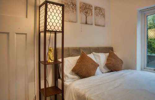 Modern 3BR Manchester Home Sleeps 7 Parking - Foto 46