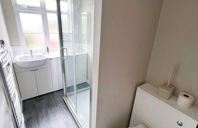 Bright and Spacious 2-bed Apartment in Sutton - Foto 20