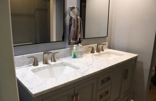 Large home with hot tub in serene wooded setting - Foto 7