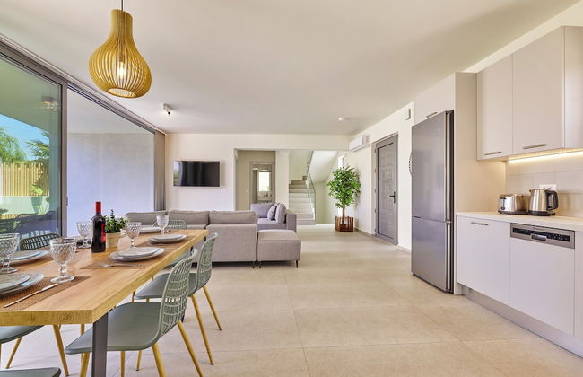 Beach Sand Villas - Beachfront Rooftop Pool - Photo 8