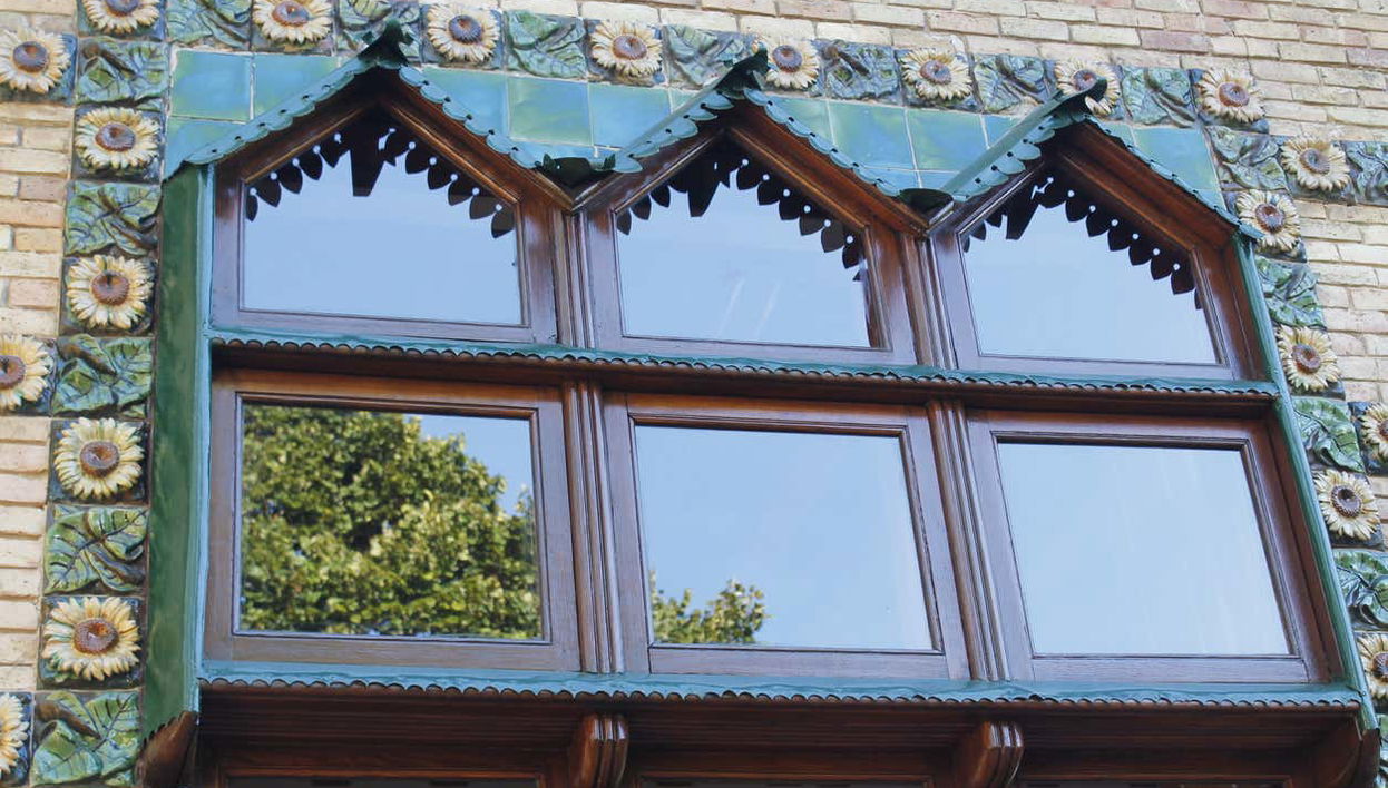 Ceramics with floral motifs