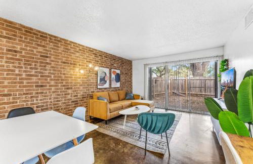 Heart of SoCo 2BR and 1BR King Suites with Free Parking, Pool, and Laundry Center - Foto 8