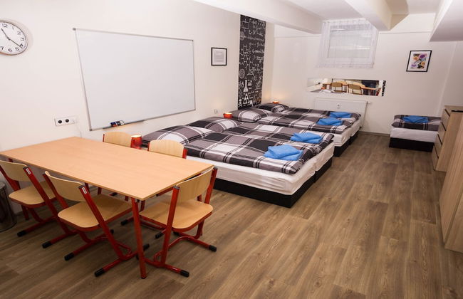 School Apartment by metro stop Vyšehrad - Foto 16